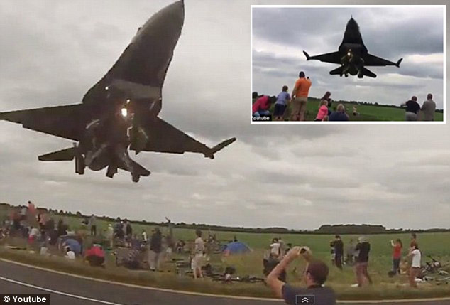 F16 Terbang Terlalu Rendah di Waddington Airshow